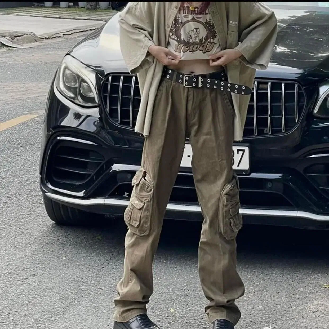 Phối phụ kiện nổi bật với quần túi hộp và croptop(Nguồn: Internet)