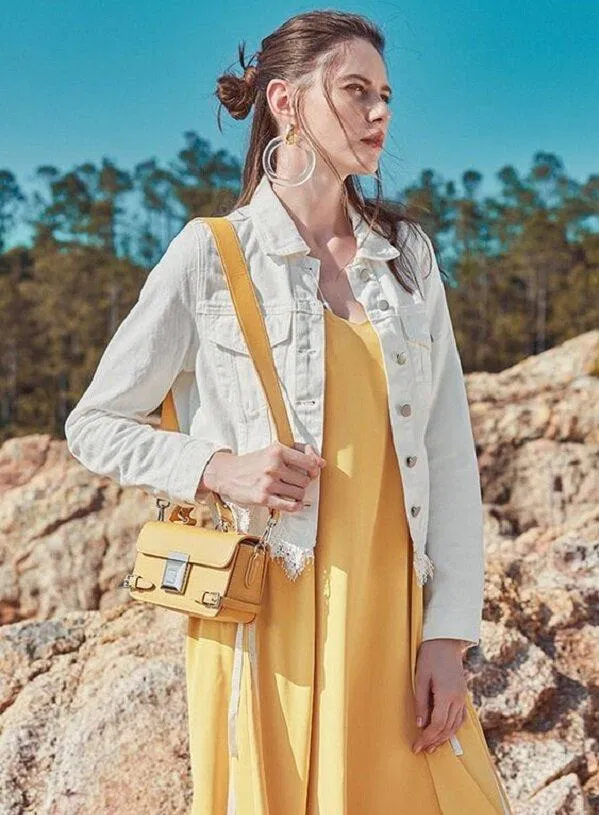 Phối túi xách trùng với màu ào hoặc màu váy mà bạn mặc(Nguồn: Internet)