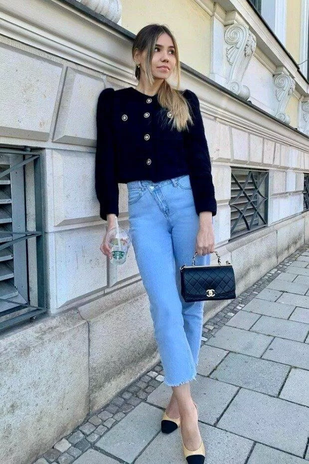 Áo croptop jacket từ vải tweed hối cùng quần jeans sẽ là gợi ý cho những nàng công sở. Nguồn: internet