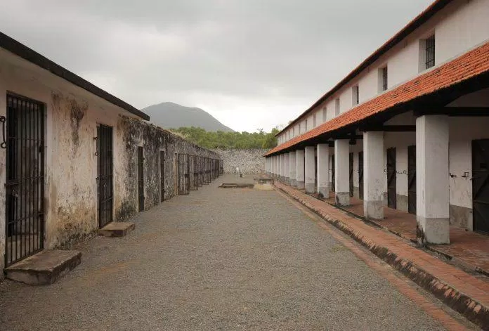 Phòng tắm nắng và chuồng cọp kiểu Pháp tại nhà tù Côn Đảo (Nguồn: Internet)