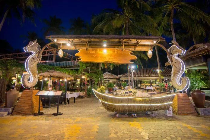 Thiết kế cổng vào nhà hàng vô cùng bắt mắt