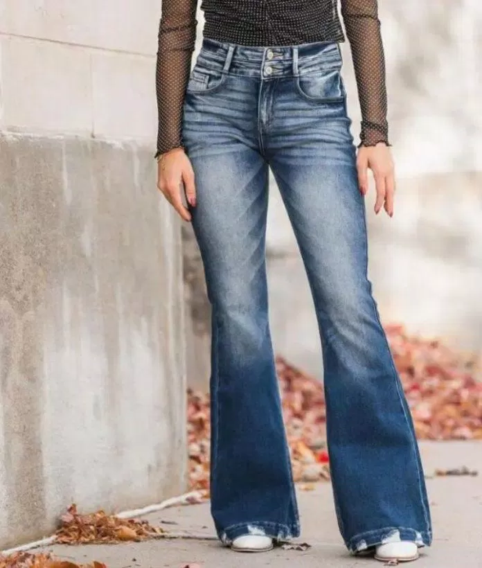 Quần jeans ống loe là item kinh điển trong tủ đồ. (Nguồn: Internet).