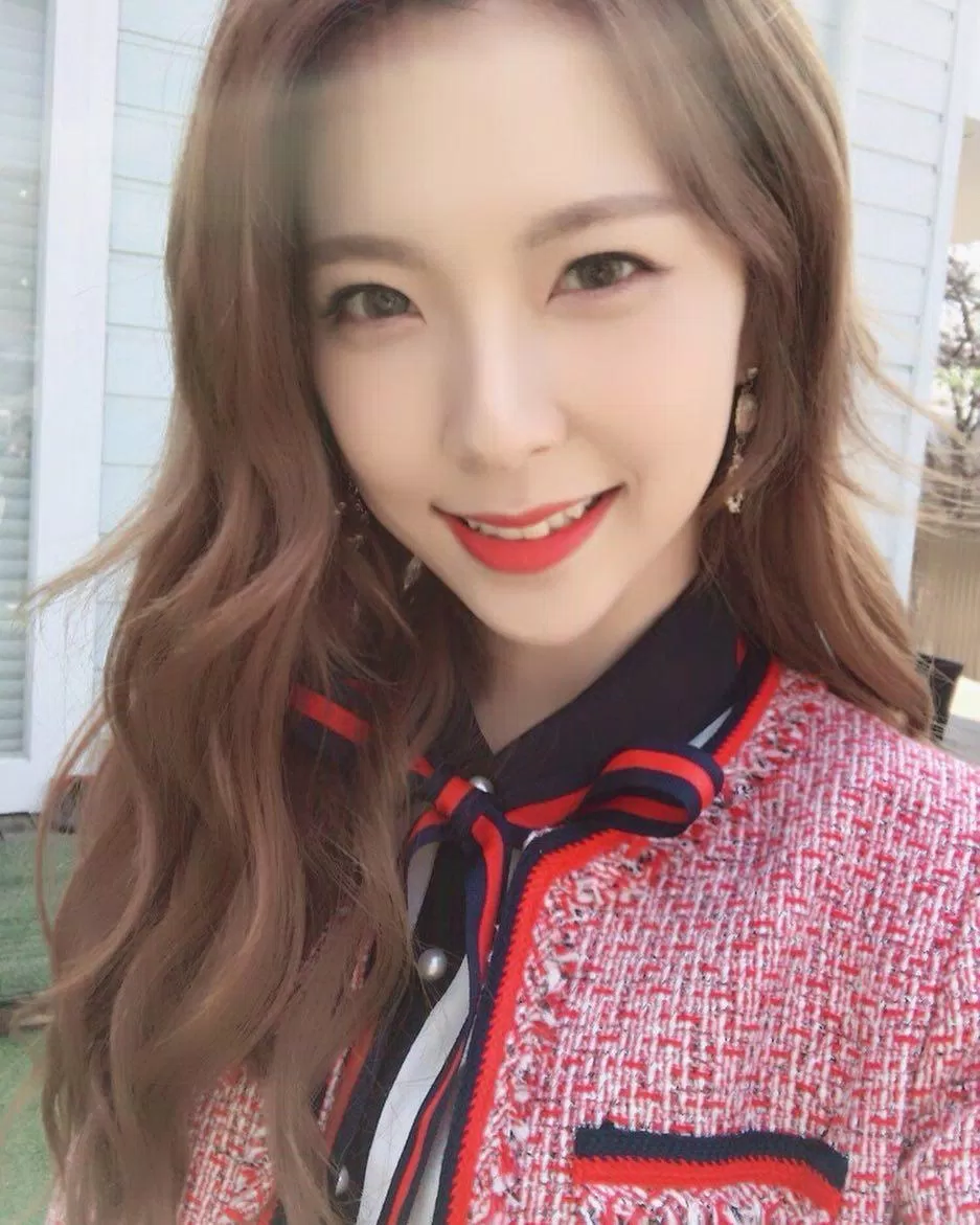 Nàng thơ Hye Mi cũng mang vẻ đẹp đa dạng, từ quyến rũ trên sân khấu đến nét đáng yêu off stage (Ảnh: Internet) Nàng thơ Hye Mi cũng mang vẻ đẹp đa dạng, từ quyến rũ trên sân khấu đến nét đáng yêu off stage (Ảnh: Internet)