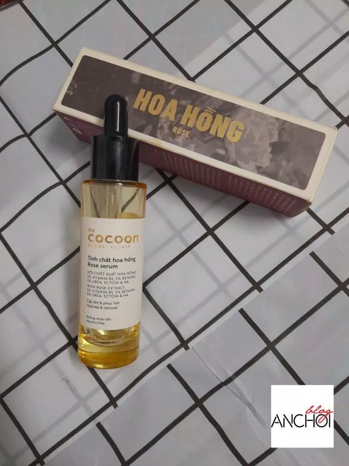Tinh chất hoa hồng Cocoon Rose Serum được thiết kế chai thủy tinh cứng cáp với chất màu vàng sang trọng (nguồn: BlogAnChoi)