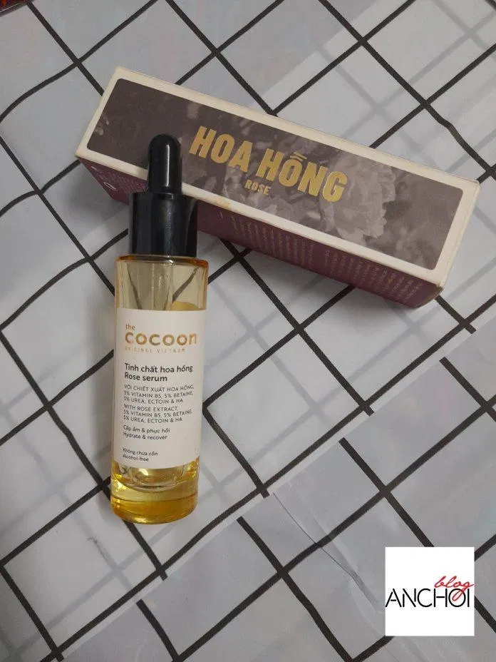 Tinh chất hoa hồng Cocoon Rose Serum được thiết kế chai thủy tinh cứng cáp với chất màu vàng sang trọng (nguồn: BlogAnChoi)