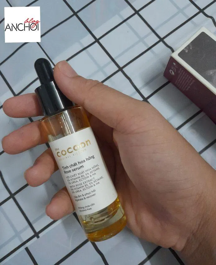 Ở mặt trên thân chai tinh chất hoa hồng Cocoon được in các thông cần thiết như thành phần chính, công dụng chính (nguồn: BlogAnChoi)