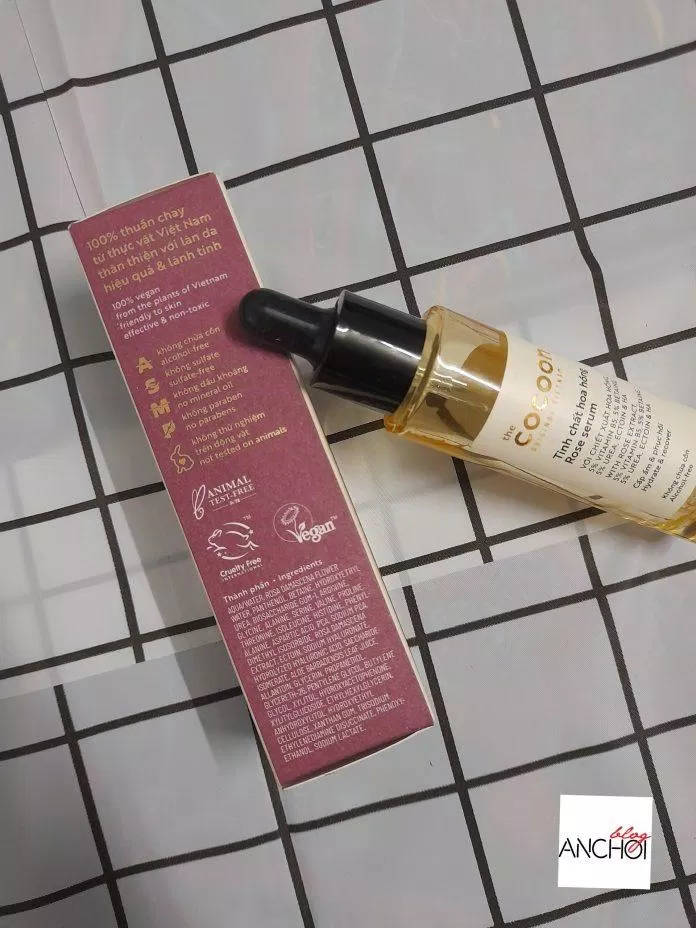 Bảng thành phần chi tiết của tinh chất hoa hồng Cocoon Rose Serum được in ở mặt sau vỏ hộp (nguồn: BlogAnChoi)