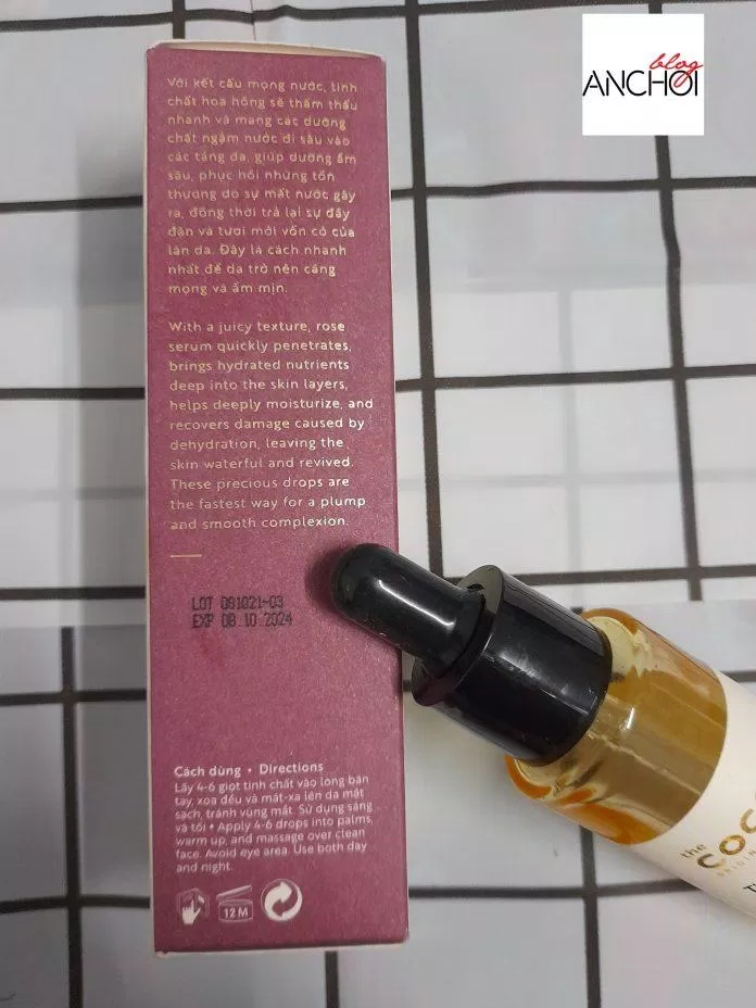 Đối với công dụng và cách sử dụng tinh chất hoa hồng Cocoon được in ở mặt sau dễ dàng nhận biết (nguồn: BlogAnChoi)