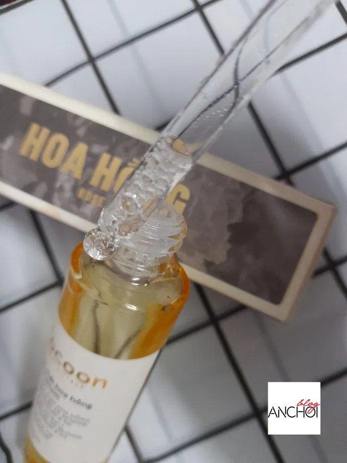 Tinh chất hoa hồng Cocoon với khi được pump trên ống thủy tinh (nguồn: BlogAnChoi)