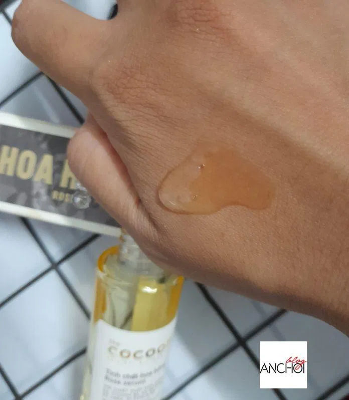 Kết cấu sánh mịn của tinh chất hoa hồng Cocoon Rose Serum (nguồn: BlogAnChoi)