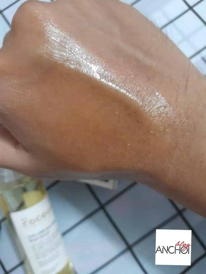 Sau khi thấm vào da tinh chất hoa hồng Cocoon tạo nên lớp màng ẩm giúp da căng mọng tức thì (nguồn: BlogAnChoi)