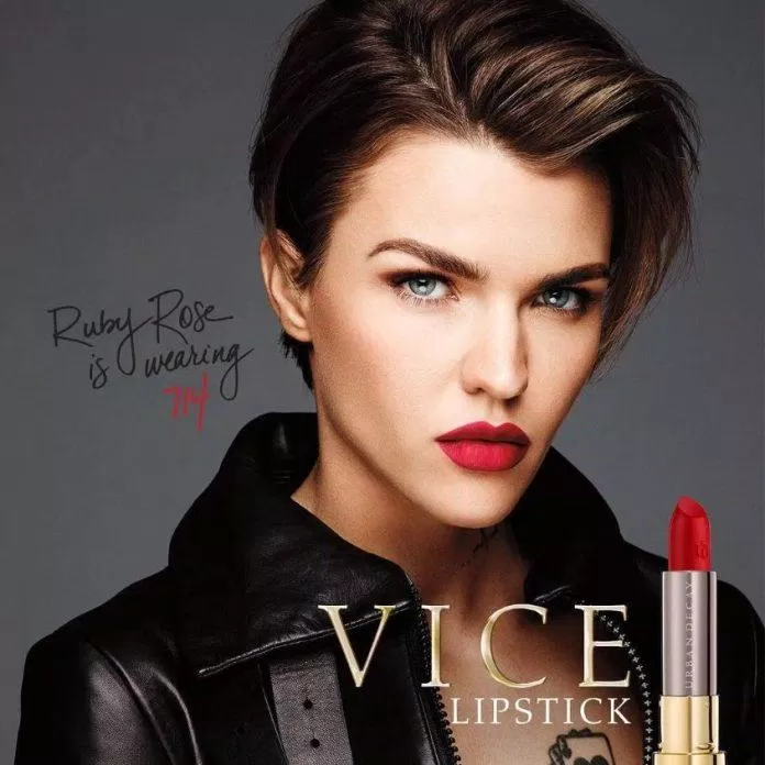 Ruby Rose đầy cá tính trong những shoot hình quảng cáo. Nữ dẫn chương trình nổi tiếng này là đại sứ cho dòng son môi của Urban Decay - Vice Lipstick.