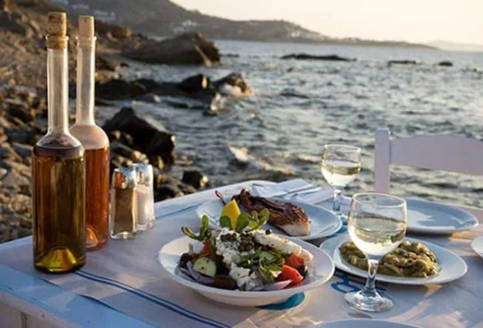 Bữa ăn với nhiều rau và phô mai kiểu Địa Trung Hải (Ảnh: Internet)