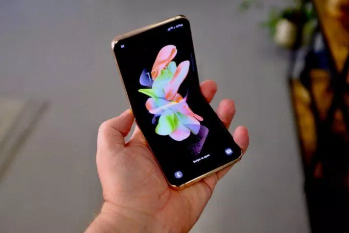 Chiếc điện thoại màn hình gập có kích thước nhỏ gọn (Ảnh: Internet) Chiếc điện thoại màn hình gập có kích thước nhỏ gọn (Ảnh: Internet)