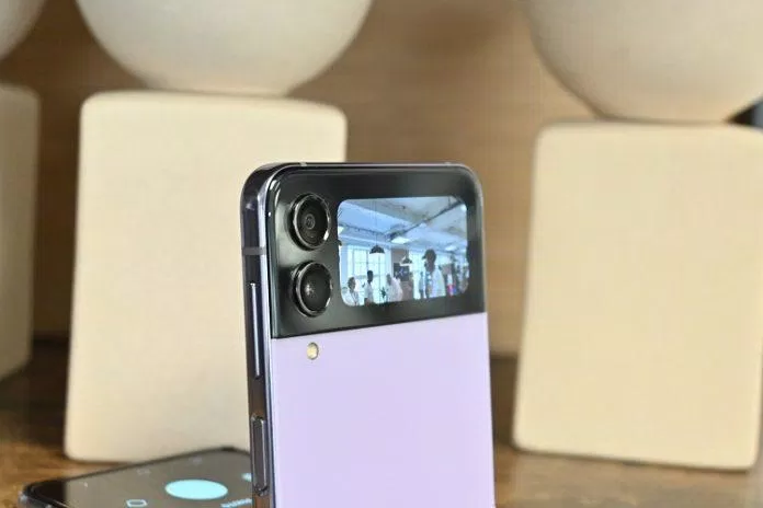 Camera sau của Z Flip 4 (Ảnh: Internet) Camera sau của Z Flip 4 (Ảnh: Internet)