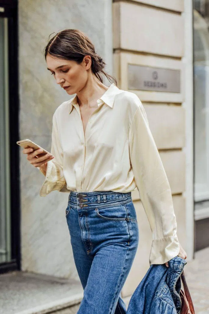 Áo sơ mi phối cùng quần jeans (ảnh: internet)