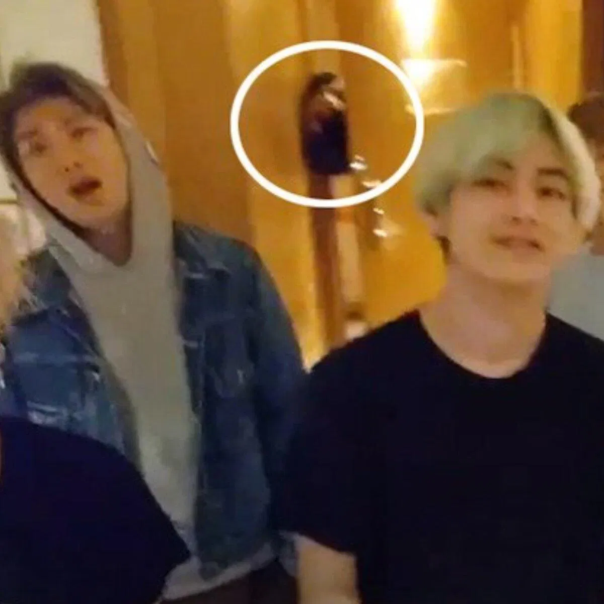 BTS nhiều lần bị fans cuồng theo dõi, chụp trộm và quấy rối. (Ảnh: Internet)