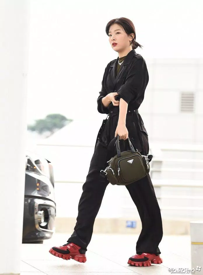 Jumpsuit đen cá tính nhấn nhá với đôi giày thể thao màu đỏ có thiết kế đặc biệt khiến Seulgi ngầu hơn bao giờ hết.  (Nguồn: Koreaboo)