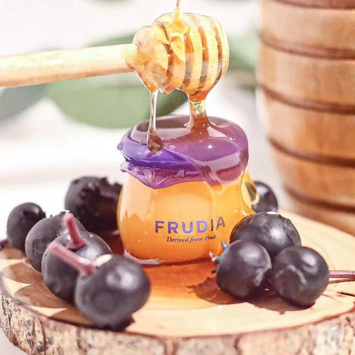 Chiết xuất việt quốc và mật ong là hai thành phần nổi bật của Dưỡng môi Frudia Blueberry Hydrating Honey Lip Balm (ảnh: internet)