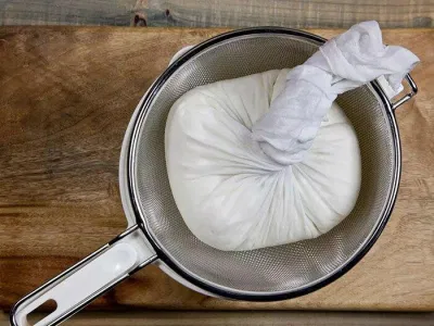 Đặt hỗn hợp lên rây để lọc phần nước whey