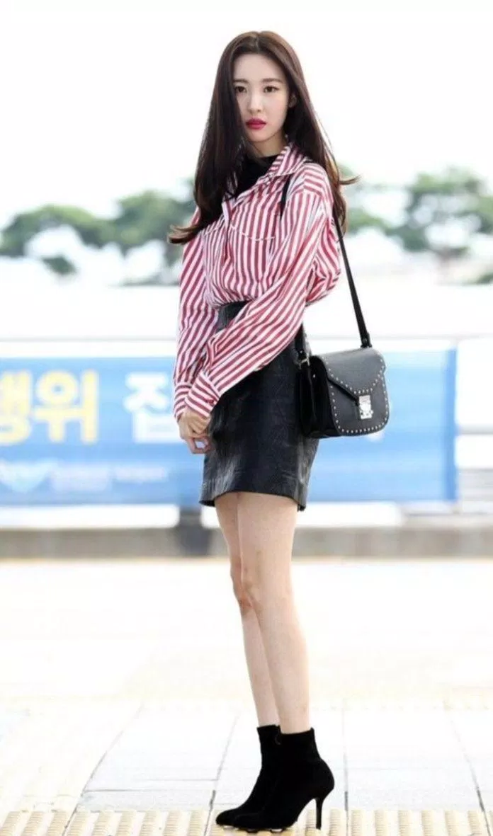 Vừa điệu đà, vừa thanh lịch là cách Sunmi gây ấn tượng mỗi lần xuất hiện tại sân bay.  Trang phục tổng thể không có gì bàn cãi khi cô kết hợp thêm chiếc áo sơ mi đỏ nổi bật.  (Nguồn: Internet)
