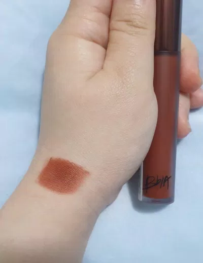 Swatch Bbia Last Velvet Lip Tint Version 5 - màu 25 Final Note (Ảnh: BlogAnChoi) Swatch Bbia Last Velvet Lip Tint Version 5 - màu 25 Final Note (Ảnh: BlogAnChoi)