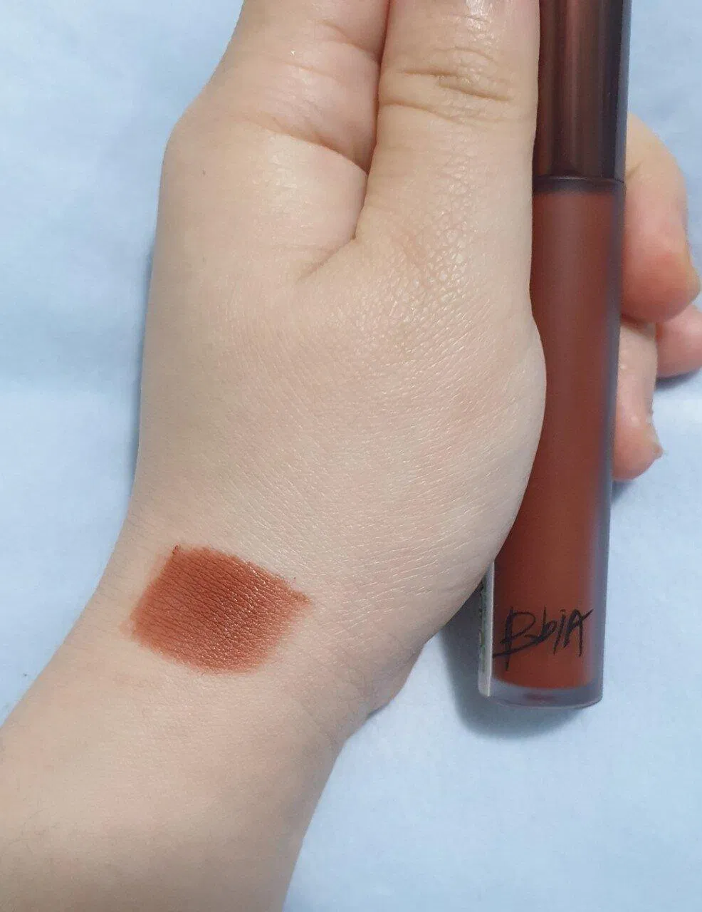 Swatch Bbia Last Velvet Lip Tint Version 5 - màu 25 Final Note (Ảnh: BlogAnChoi) Swatch Bbia Last Velvet Lip Tint Version 5 - màu 25 Final Note (Ảnh: BlogAnChoi)