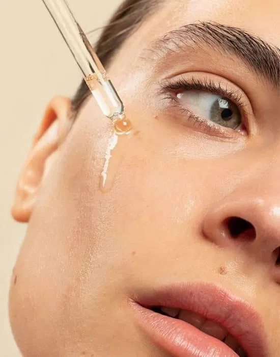 Skincare đem lại rất nhiều tác dụng tích cực cho da, giúp da luôn khỏe mạnh và trẻ đẹp (Ảnh: internet)