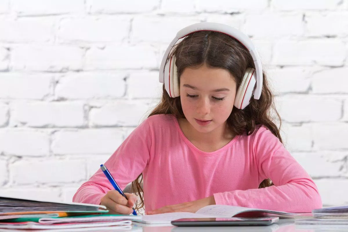 Tai nghe over-ear khá thoải mái khi đeo (Ảnh: Internet) Tai nghe over-ear khá thoải mái khi đeo (Ảnh: Internet)