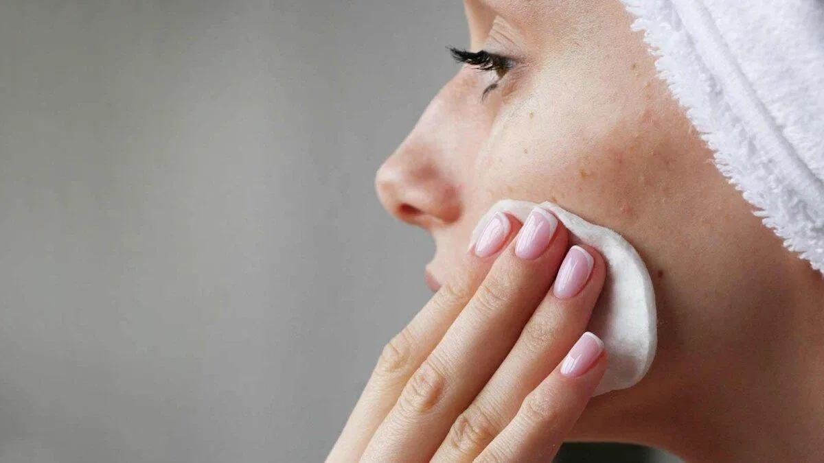 Tẩy trang để làm sạch sâu bên trong chân lông (Ảnh: internet)