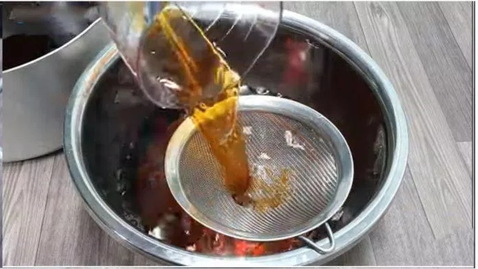 Lọc nước trà qua một cái rây để trà được trong hơn (Nguồn Youtobe: Bếp nhà Sin)