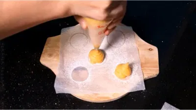 Tạo hình cho vỏ bánh (Nguồn Internet)