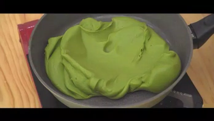 Nhân của bánh trung thu có màu xanh matcha (Nguồn Oh Nino)