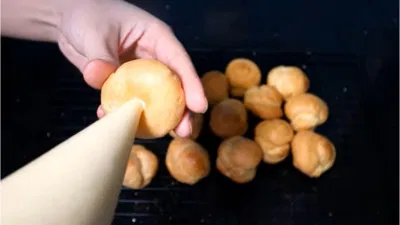 Đục một lỗ nhỏ dưới đáy vỏ sau đó bop kem vào trong vỏ (Nguồn Internet)