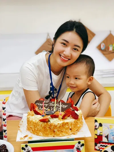 Thu Ngân hạnh phúc bên con trai