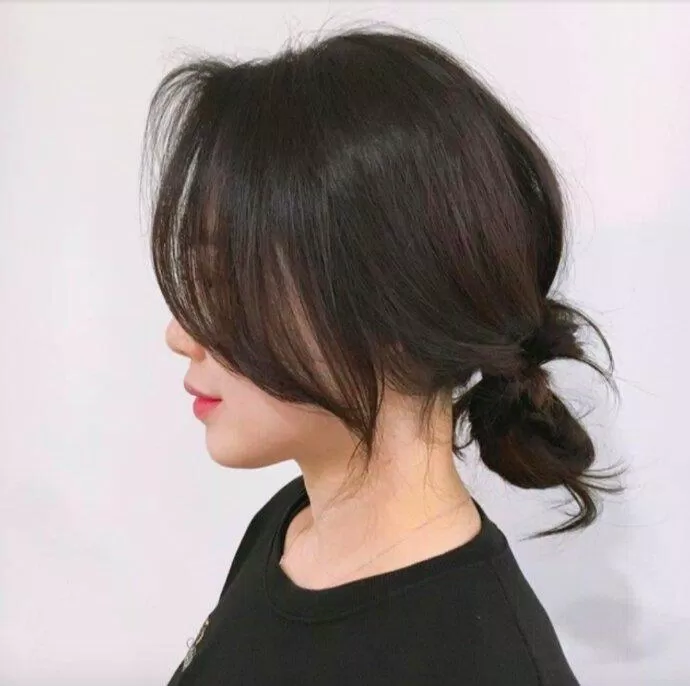 Kiểu tóc búi thấp lơi phong cách Hàn Quốc được nhiều chị em ưa chuộng(Nguồn: Internet)
