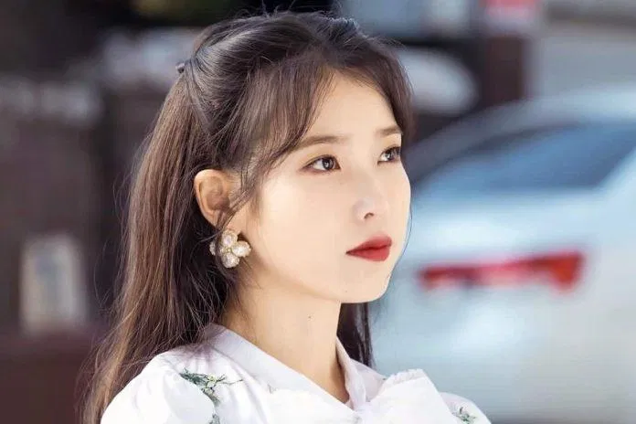 IU thanh lịch với tóc kẹp cao (Nguồn: Internet) IU thanh lịch với tóc kẹp cao (Nguồn: Internet)