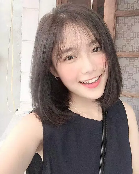 Tóc ngắn uốn cụp làm gương mặt hài hòa - cân đối. Khắc phục khuyết điểm cằm dài(Nguồn: Internet)
