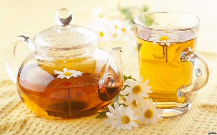 Sự kết hợp hoàn hảo giữa mật ong và trà hoa cúc, hãy thử nhé! (Ảnh: Internet)