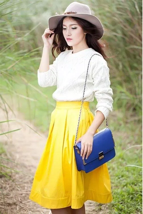 Trang phục sáng màu có thể khiến khó chịu, nóng bức nếu ở ngoài trời nắng nóng quá lâu(Nguồn: Internet)