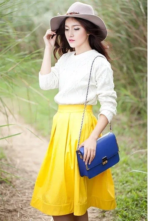 Trang phục sáng màu có thể khiến khó chịu, nóng bức nếu ở ngoài trời nắng nóng quá lâu(Nguồn: Internet)