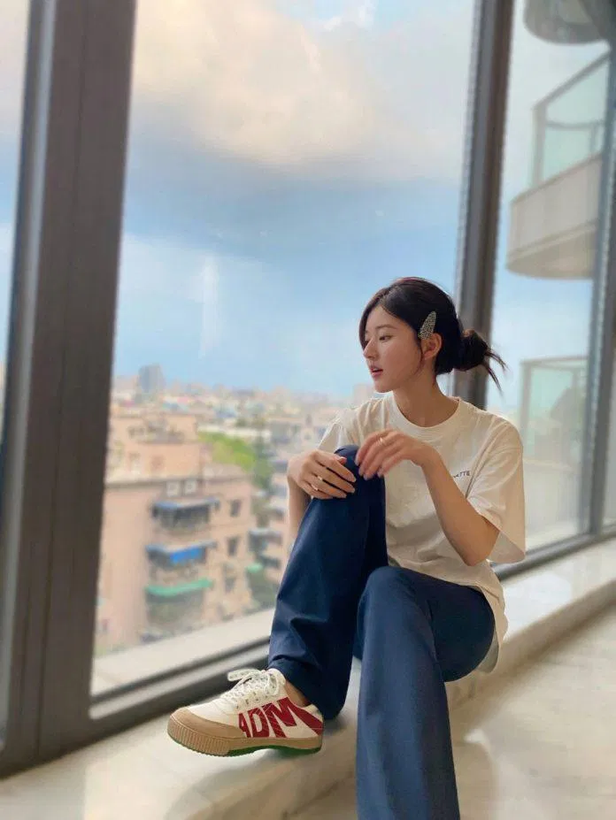 Set đồ áo phong quần jeans đơn giản (Ảnh: internet)