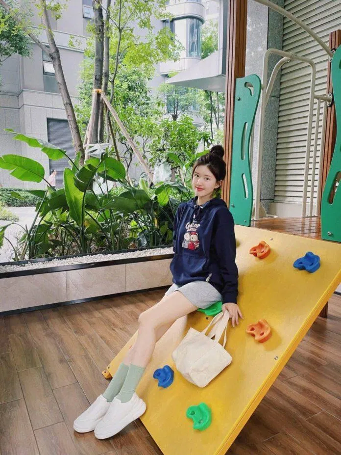 Áo hoodie phối cùng chân váy (Ảnh: internet)