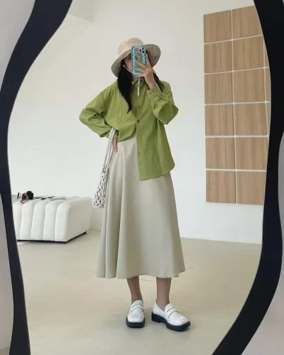 Set đồ hai-line shirt x flowy skirt (Ảnh: ufo.thebasic)