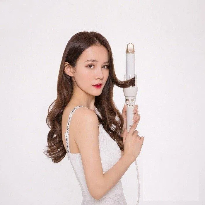 Tự uốn xoăn tóc tại nhà bằng máy uốn(Nguồn: Internet)