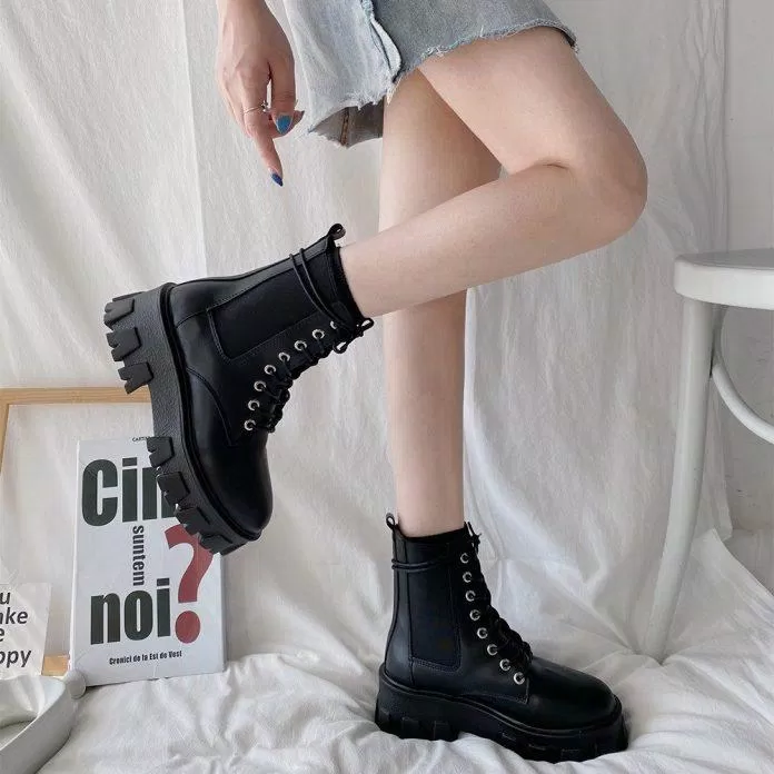 Váy ngắn nên đi kèm boot hoặc giày cổ cao (Nguồn: Internet)