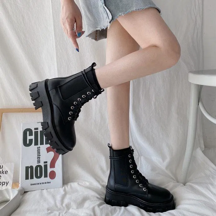 Váy ngắn nên đi kèm boot hoặc giày cổ cao (Nguồn: Internet)
