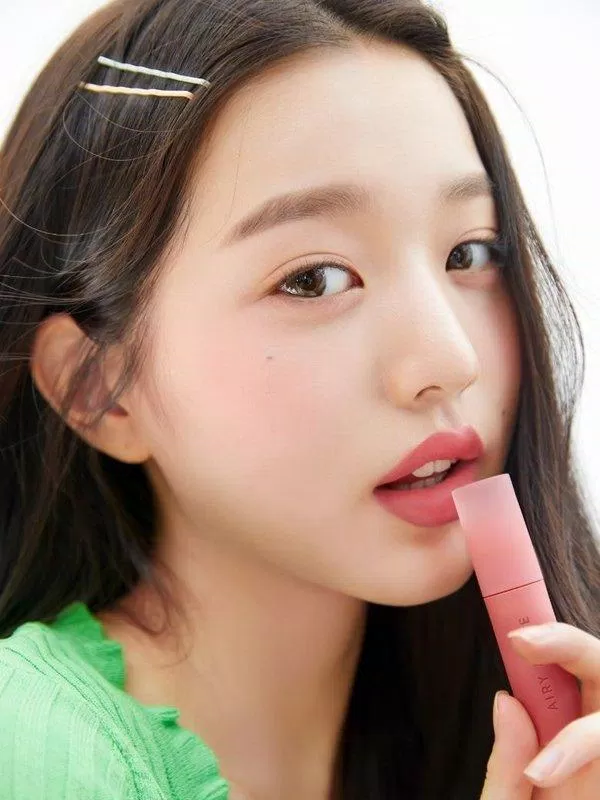 Vẻ ngọt ngào của Wonyoung trong quảng cáo của Innisfree. (Nguồn: Internet)