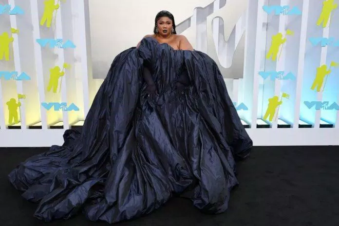 Lizzo đem đến VMA bộ váy đen xanh phồng và trang điểm cá tính. (Nguồn: Internet).