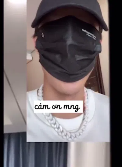 Biểu cảm ngại ngùng đáng yêu của Vương Hạc Đệ